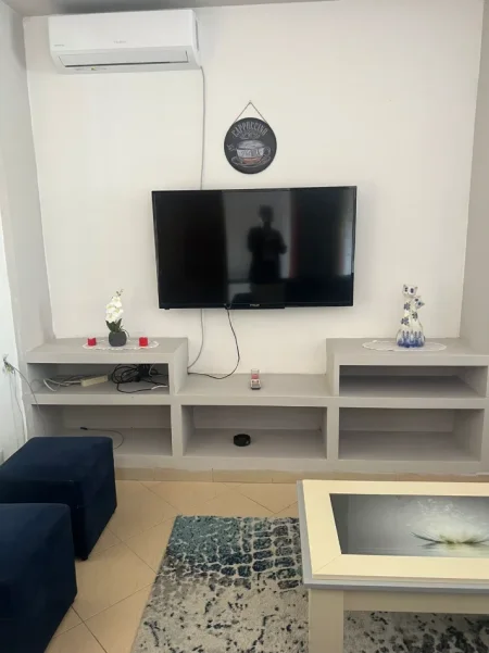 Tirane, jepet me qera apartament 1+1+Ballkon Kati 2, 65 m² 400 €