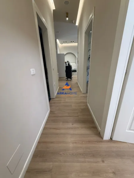 Tirane, jepet me qera ambjent biznesi Kati 1, 140 m² 1.500 € 