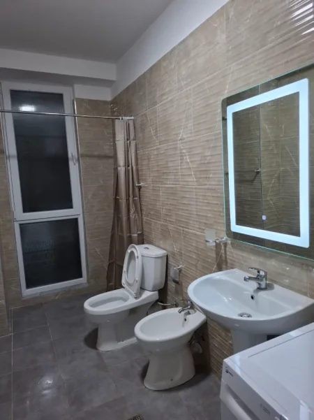Tirane, jepet me qera apartament 2+1+Ballkon Kati 2, 116 m² 650 € (Rruga 5 Maji)