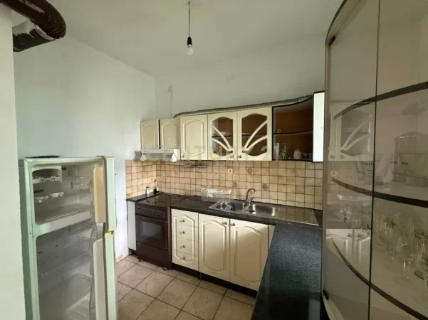 Tirane, shes shtepi 2+1+Ballkon Kati 1, 356 m² 195.000 € (kodra e priftit)