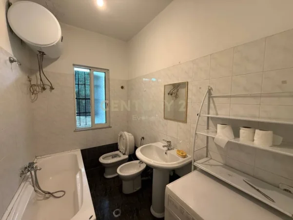 Tirane, shes shtepi 2+1+Ballkon Kati 1, 356 m² 195.000 € (kodra e priftit)
