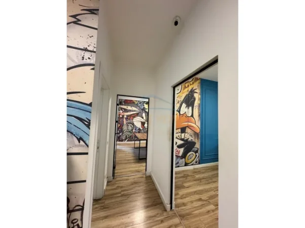Tirane, jepet me qera zyre Kati 1, 211 m² 2.000 € (Unaza e Re)