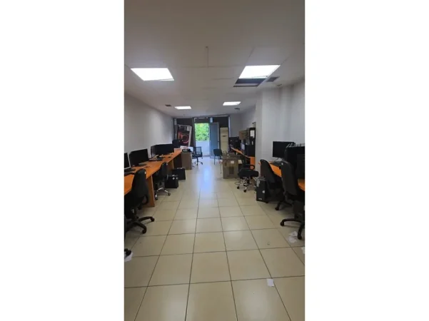 Tirane, shitet ambjent biznesi Kati 3, 79 m² 150.000 € (Condor Center)