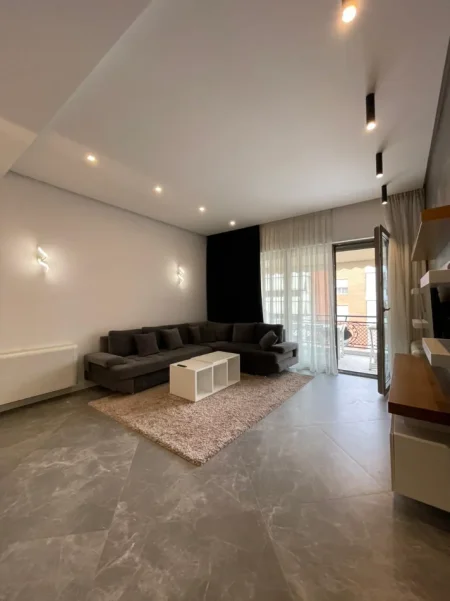 Tirane, jepet me qera apartament 2+1+Ballkon Kati 5, 1.350 € (Kompleksi Delijorgji)