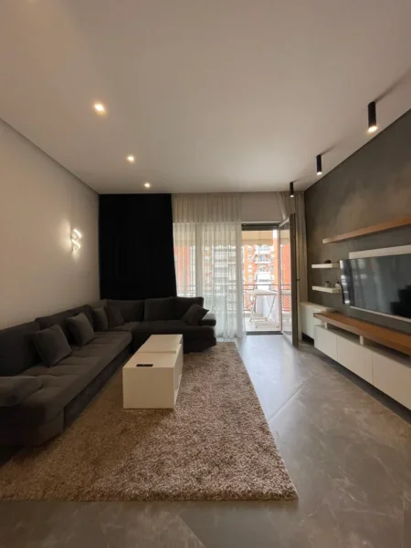 Tirane, jepet me qera apartament 2+1+Ballkon Kati 5, 1.350 € (Kompleksi Delijorgji)