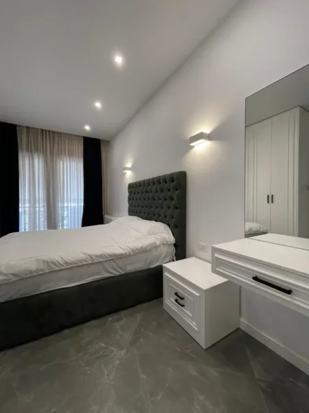Tirane, jepet me qera apartament 2+1+Ballkon Kati 5, 1.350 € (Kompleksi Delijorgji)
