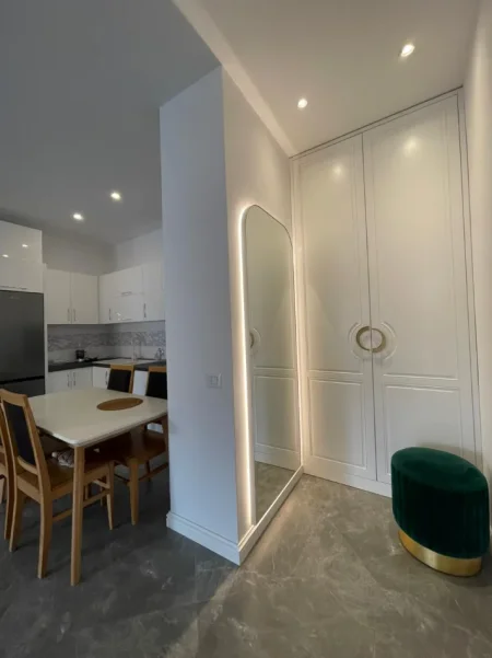 Tirane, jepet me qera apartament 2+1+Ballkon Kati 5, 1.350 € (Kompleksi Delijorgji)