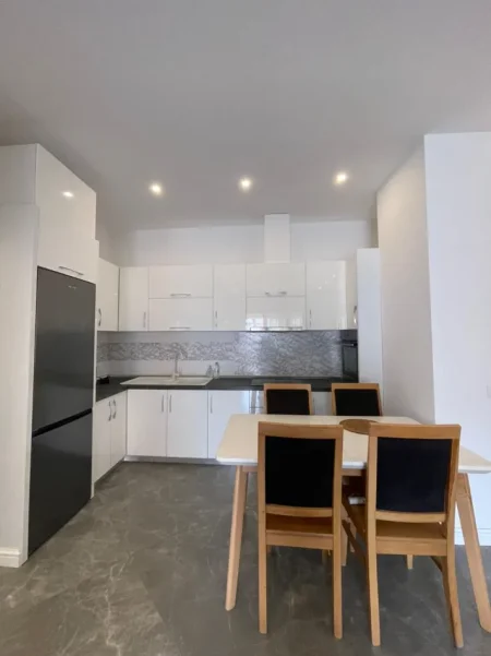 Tirane, jepet me qera apartament 2+1+Ballkon Kati 5, 1.350 € (Kompleksi Delijorgji)