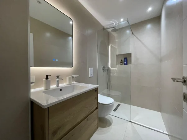 Tirane, jepet me qera apartament 2+1+Ballkon Kati 4, 950 € Rr. Myslym Shyri