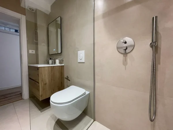 Tirane, jepet me qera apartament 2+1+Ballkon Kati 4, 950 € Rr. Myslym Shyri