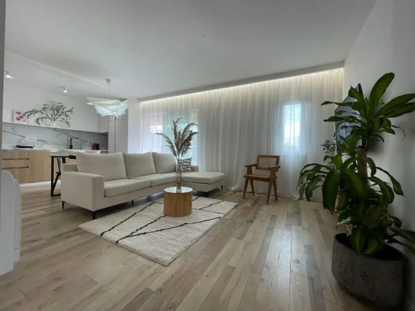 Tirane, jepet me qera apartament 2+1+Ballkon Kati 4, 950 € Rr. Myslym Shyri