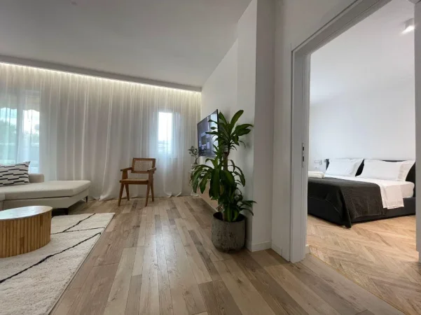 Tirane, jepet me qera apartament 2+1+Ballkon Kati 4, 950 € Rr. Myslym Shyri