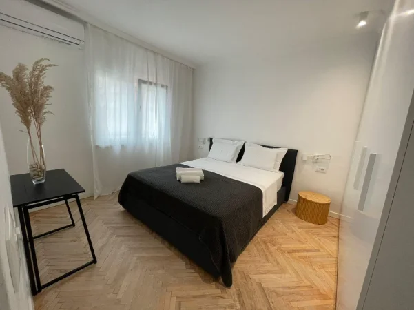 Tirane, jepet me qera apartament 2+1+Ballkon Kati 4, 950 € Rr. Myslym Shyri
