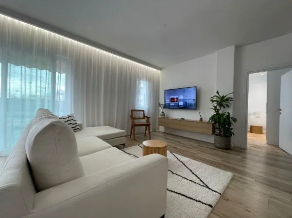 Tirane, jepet me qera apartament 2+1+Ballkon Kati 4, 950 € Rr. Myslym Shyri