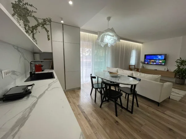 Tirane, jepet me qera apartament 2+1+Ballkon Kati 4, 950 € Rr. Myslym Shyri