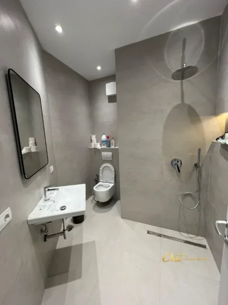 Tirane, jepet me qera zyre Kati 1, 135 m² 1.350 € (PAZARI I RI)