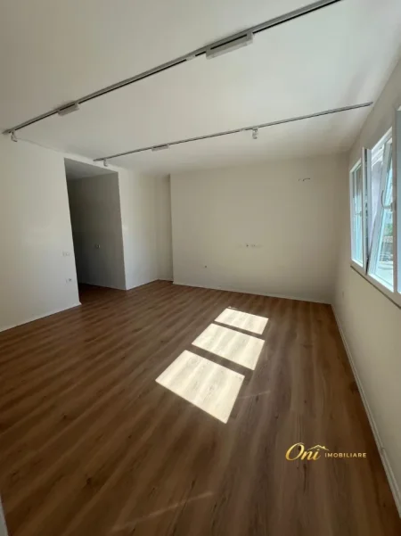Tirane, jepet me qera zyre Kati 1, 135 m² 1.350 € (PAZARI I RI)