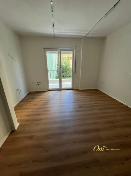 Tirane, jepet me qera zyre Kati 1, 135 m² 1.350 € (PAZARI I RI)