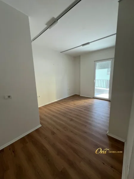 Tirane, jepet me qera zyre Kati 1, 135 m² 1.350 € (PAZARI I RI)