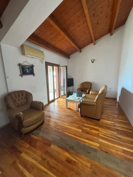 Durres, jepet me qera apartament 1+1 Kati 3, 200 € (Kenete, Durres)