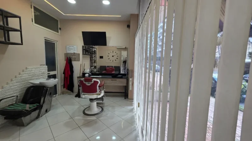 Vlore, jepet me qera dyqan Kati 0, 25 m² 425 € (Rruga Faik Konica, Vlorë)