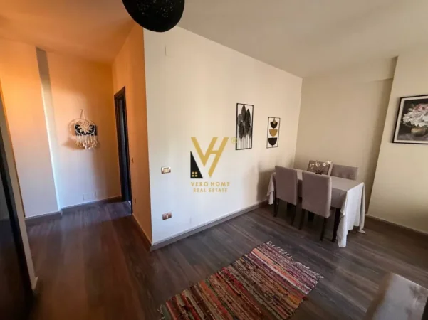 Tirane, jepet me qera apartament 1+1+Ballkon Kati 4, 67 m² 600 € (LIQENI I THATE)