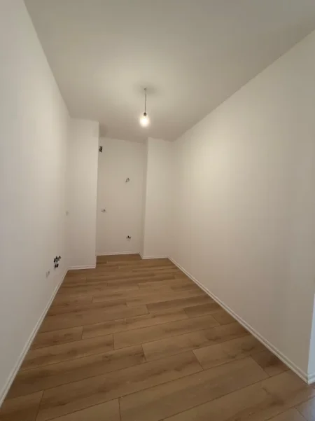 Tirane, jepet me qera apartament 3+1 Kati 2,  100.000 LEKE (RRUGA E BARRIKADAVE)