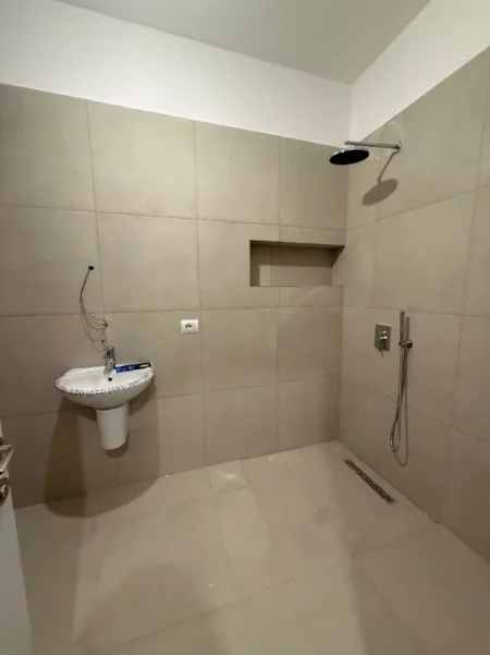 Tirane, jepet me qera apartament 3+1 Kati 2,  100.000 LEKE (RRUGA E BARRIKADAVE)