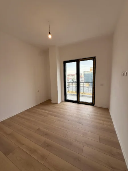 Tirane, jepet me qera apartament 3+1 Kati 2,  100.000 LEKE (RRUGA E BARRIKADAVE)
