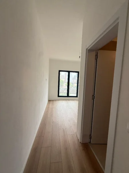 Tirane, jepet me qera apartament 3+1 Kati 2,  100.000 LEKE (RRUGA E BARRIKADAVE)