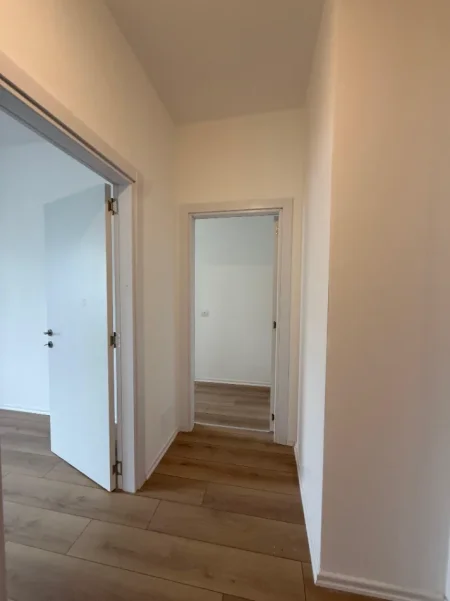 Tirane, jepet me qera apartament 3+1 Kati 2,  100.000 LEKE (RRUGA E BARRIKADAVE)