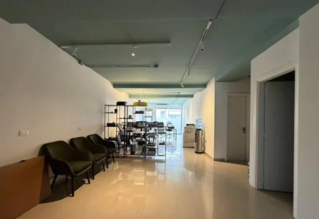 Tirane, jepet me qera ambjent biznesi Kati 2, 77 m² 650 € (Pazari I Ri)
