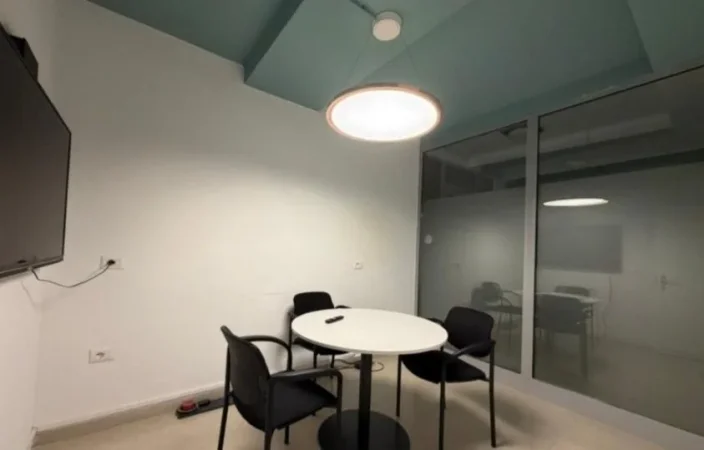 Tirane, jepet me qera ambjent biznesi Kati 2, 77 m² 650 € (Pazari I Ri)