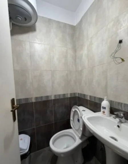Tirane, jepet me qera ambjent biznesi Kati 2, 77 m² 650 € (Pazari I Ri)
