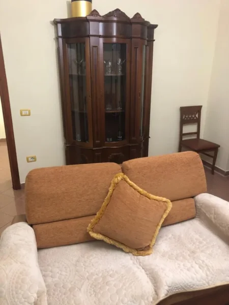 Tirane, jepet me qera apartament 1+1 Kati 4, 60 m² 400 € (Rruga E Elbasanit)