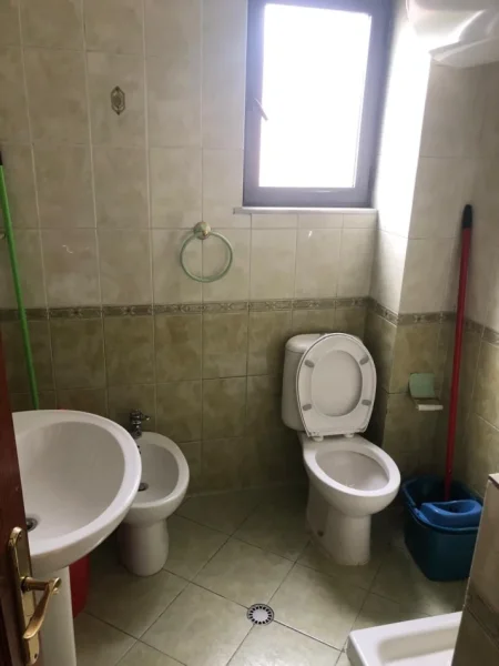 Tirane, jepet me qera apartament 1+1 Kati 4, 60 m² 400 € (Rruga E Elbasanit)