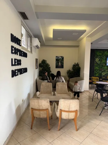 Tirane, jepet me qera ambjent biznesi Kati 0, 150 m² 1.200 € (Don Bosko)
