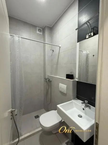 Tirane, jepet me qera apartament 1+1 Kati 3, 50 m² 600 € (BULEVARDI BAJRAM CURRI)