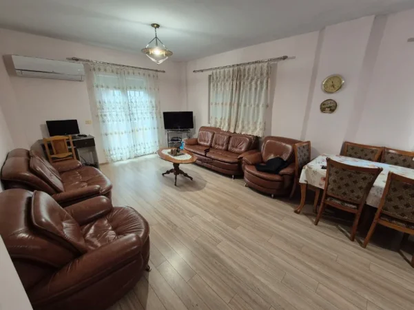 Tirane, jepet me qera apartament 2+1 Kati 2, 105 m² 600 € (KOMUNA E PARISIT)