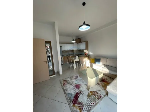 Tirane, jepet me qera apartament 2+1+Ballkon Kati 2, 105 m² 750 € (Komuna e Parisit)