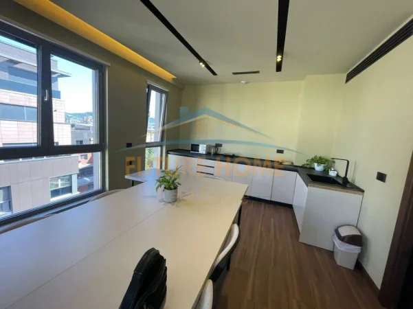 Tirane, jepet me qera zyre Kati 7, 121 m² 1.800 € (Sheshi Mimoza)