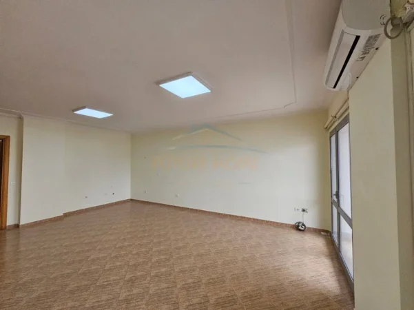 Tirane, jepet me qera aktivitet biznesi Kati 6, 110 m² 700 € (Zogu Zi)