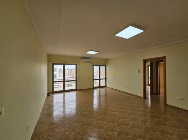 Tirane, jepet me qera aktivitet biznesi Kati 6, 110 m² 700 € (Zogu Zi)