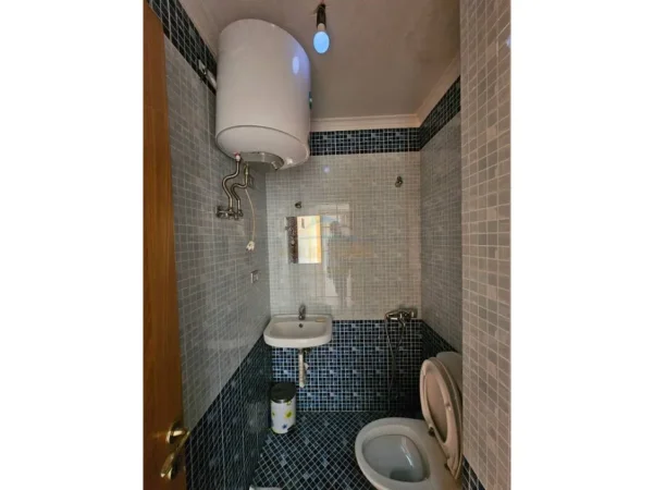 Tirane, jepet me qera aktivitet biznesi Kati 6, 110 m² 700 € (Zogu Zi)