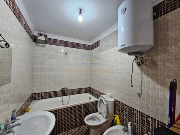 Tirane, jepet me qera aktivitet biznesi Kati 6, 110 m² 700 € (Zogu Zi)