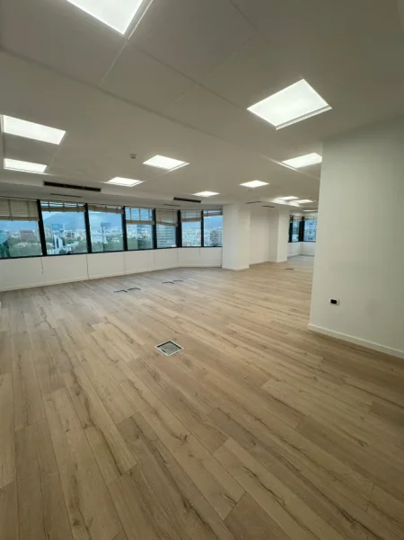 Tirane, jepet me qera zyre Kati 10, 230 m² 5.100 € (BULEVARDI DESHMORET E KOMBIT)