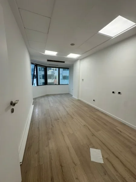 Tirane, jepet me qera zyre Kati 10, 230 m² 5.100 € (BULEVARDI DESHMORET E KOMBIT)