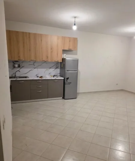 Tirane, jepet me qera zyre Kati 1, 105 m² 650 € (21 DHJETORI)