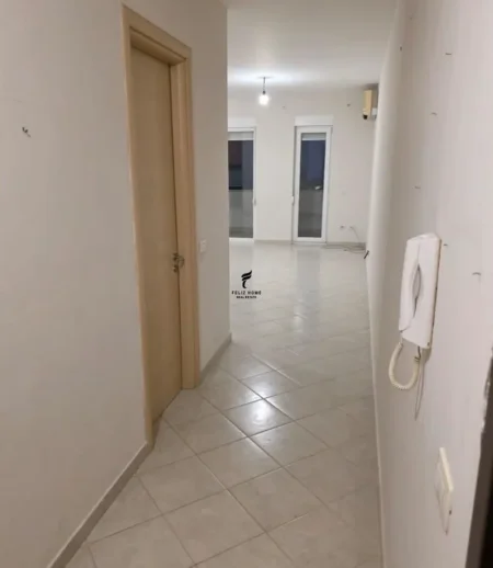 Tirane, jepet me qera zyre Kati 1, 105 m² 650 € (21 DHJETORI)