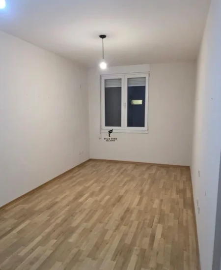 Tirane, jepet me qera zyre Kati 1, 105 m² 650 € (21 DHJETORI)